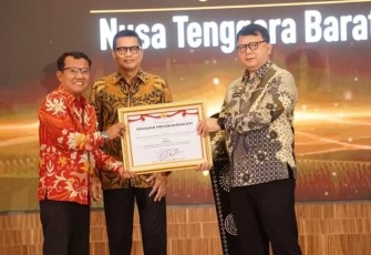Kanwil Kemenkumham NTB meraih tiga penghargaan dalam acara puncak peringatan Hari Bhakti Badan Strategi Kebijakan Hukum dan HAM (BSK Kumham), Kamis (22/2)