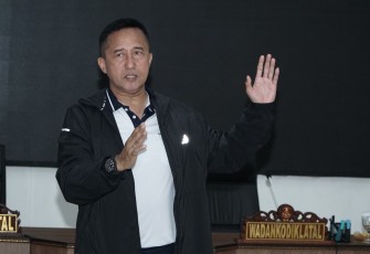 Dankodiklatal Letjen TNI Marinir Nur Alamsyah saat memberikan pengarahan kepada kepada seluruh Kepala Satuan Kerja (Kasatker) di lingkungan Kodiklatal, bertempat di Gedung Soedomo JOPR Kodiklatal, Bumimoro Surabaya, Selasa (30/01/2024).
