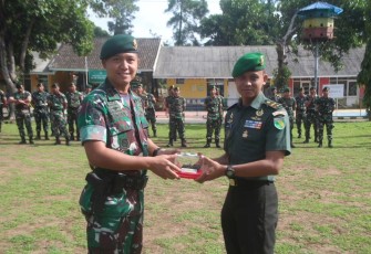 Denpal Divif 2 Kostrad saat Mengantarkan Prajurit Terbaik Pindah Satuan