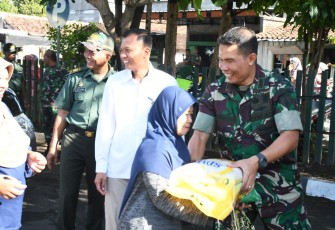 Operasi Pasar Beras Murah bertempat di Makodim 0802/Ponorogo, jalan Basuki Rahmat nomor 38, Kota / Kabupaten Ponorogo, Senin (04/03/2024).