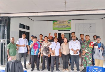 Babinsa Koramil 1710-03/Kuala Kencana Koptu Frengki menghadiri rapat pembentukan Badan Usaha Milik Desa (Bumdes) wilayah binaanya yang berlokasi di Kampung Limau Asri Timur, Ditrik Iwaka, Kab. Mimika, Kamis (7/3/2024)
