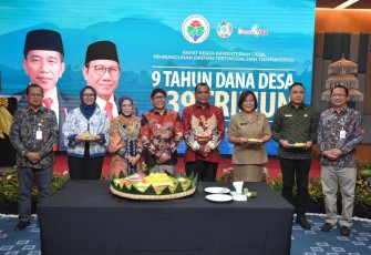 Menteri Desa Pembangunan Daerah Tertinggal dan Transmigrasi Abdul Halim Iskandar saat menggelar peringatan Satu Dasawarsa UU Desa dengan Acara Selamatan dan Pemotongan Tumpeng di Bali, Senin (15/1/2024)
