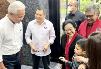 Ketua Umum DPP PDI Perjuangan (PDIP) Prof. Dr. (HC) Megawati Soekarnoputri sempat dihadang oleh siswa SD kelas 2, Edmund Gultom saat hendak mengikuti rapat mingguan dengan Tim Pemenangan Nasional (TPN) Ganjar-Mahfud di Gedung High End, Jakarta, Rabu (3/1/2024)