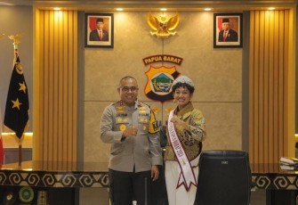 Thesia saat foto bersama Kapolda Papua Barat