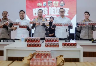 Konferensi pers pengungkapan pengiriman rokok ilegal di Polrestabes Surabaya, Senin (16/12)