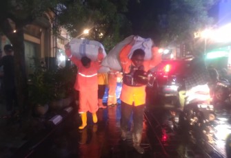 Tim Gabungan langsung bergerak cepat melakukan penanganan di lokasi kejadian banjir yang menggenangi wilayah Kelurahan Braga, Kecamatan Sumur Bandung, Kota Bandung, Jawa Barat pada Kamis (11/1).