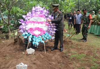 Dandim Madiun saat Pimpin Upacara Pemakaman Militer Alm. Peltu Edi Harianto