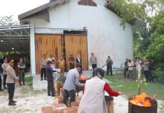 Wakapolda Kalimantan Tengah Brigjen Pol. Mohamad Agung Budijono, S.I.K., M.Si. turut hadir dalam kegiatan pemusnahan surat suara rusak dan melebihi kebutuhan pada Pemilu 2024 tingkat Kabupaten Kotawaringin Barat (Kobar), Selasa (13/2/2024) pukul 16.00 WIB