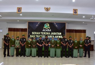 Serah Terima Jabatan dan Tradisi di Akademi Militer, yang dipimpin langsung oleh Gubernur Akademi Militer, Mayjen TNI R. Sidharta Wisnu Graha, S.E. Acara ini berlangsung di Gedung Leo Kailola Akmil Magelang pada Selasa, 16 Januari 2024
