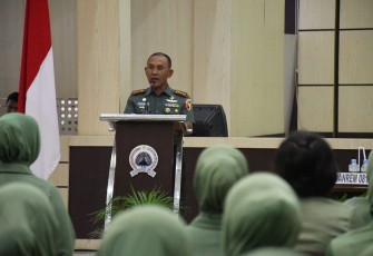 Danrem 081/DSJ Kolonel Inf H. Sugiyono dalam sambutannya pada sosialisasi netralitas TNI kepada anggota Persit KCK Koorcab Rem 081 PD V/Brawijaya di Aula Jenderal Sudirman Makorem, Jl. Pahlawan No. 50 Kota Madiun, Rabu (24/1/2024).  