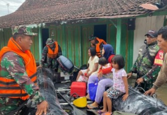 Prajurit TNI Terjun Bantu Warga Terdampak Banjir 
