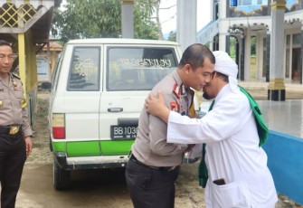 Saat kunjungan ke Pondok Pesantren Al Yusufiyah, sosok AKBP Yasir Ahmadi, SIK, MH, Kapolres Tapanuli Selatan (Tapsel) tergambar begitu mencintai Ulama, Selasa (9/1/2024) sore