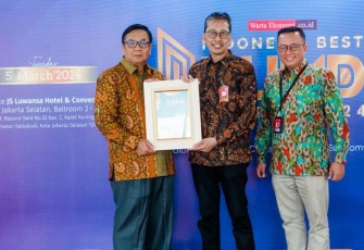 Bank Jatim saat Raih TOP BUMD 2024. Penghargaan diterima langsung oleh Direktur Utama Bank Jatim Busrul Iman dan didampingi oleh Komisaris Independen, Sumaryono dan Corporate Secretary, Wioga Adhiarma Aji.