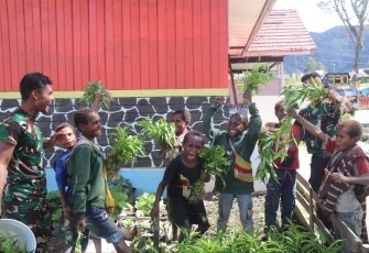 Para Ksatria Tri Dharma mengajak anak-anak untuk memanen kangkung yang ada di Kebun Pos Kotis Mamba, pada Selasa (16/1)