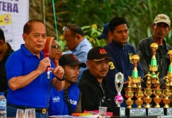 Syarief Hasan saat membuka turnamen sepak bola se-Kecamatan Kadupandak, Kabupaten Cianjur, Jawa Barat, yang berlangsung di lapangan sepak bola Desa Gandasari kecamatan Kadupandak, Cianjur, Rabu (17/1/2024). 