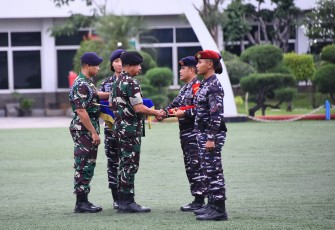 Panglima TNI Sambut Kedatangan KRI dr Radjiman Wedyodiningrat-992 di Dermaga Kolinlamil 