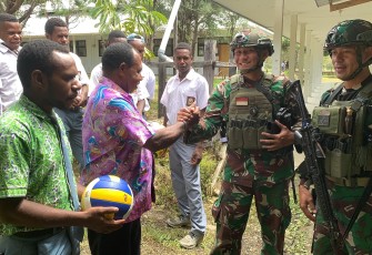 Satgas Yonif 323 Buaya Putih Kostrad Bagikan Sarana Olahraga