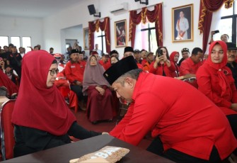 Rober Christanto meminta restu ibundanya di sela menyerahkan berkas formulir pendaftaran sebagai Bacabup Karanganyar, di aula Sekretariat DPC PDI Perjuangan Karanganyar, Senin (27/5/2024).