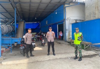 Babinsa Desa Siyotobagus Koptu Didiek anggota Koramil Tipe B 0807/12 Besuki bersama anggota Polri dan petugas keamanan melaksanakan kegiatan pengamanan di Gudang Logistik Pemilu Talapan Kelurahan Tamanan Kecamatan Tulungagung Kabupaten Tulungagung Jawa Timur, Kamis (18/01/2024)