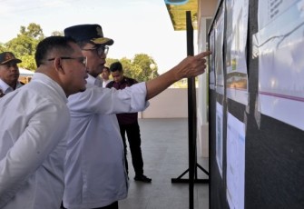 Menteri Perhubungan Budi Karya Sumadi saat meninjau proyek KA Makassar-Parepare, Rabu (21/2). 