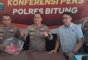 Kapolres Bitung (Tengah) saat menggelar konferensi Pers