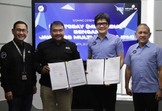 Direktur Operasional dan Penjualan MD Media sekaligus CEO SEA Today Pujo Pramono (kedua dari kiri) dan Direktur Jawa Pos sekaligus Presiden Direktur Jawa Pos Multimedia Maesa Samola (kedua dari kanan) usai penandatanganan kerja sama untuk distribusi dan komersialisasi program disaksikan Direktur Utama MD Media Arif Prabowo (paling kiri) dan Direktur Program dan Jaringan Jawa Pos Multimedia Emar Pasha Amangku (paling kanan) di Jakarta beberapa waktu lalu.
