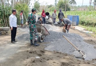 Baninsa Koramil 0818/14 Turen Lakukan Pengecoran Jalan