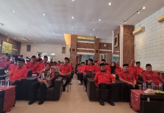 Bakal Calon Gubernur Jawa Timur yang diusung PDI Perjuangan Tri Rismaharini  saat menghadiri acara Rapat Kerja Cabang Khusus (Rakercabsus) DPC PDI Perjuangan se-Madura, di Graha Maduratna, Bangkalan, Rabu (18/9/2024) 