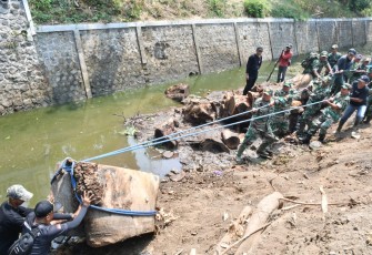 Dandim 0802/Ponorogo dengan penuh semangat ikut menarik potongan kayu besar yang ada di dasar sungai bersama para peserta baik anggota Kodim 0802/Ponorogo maupun masyarakat umum