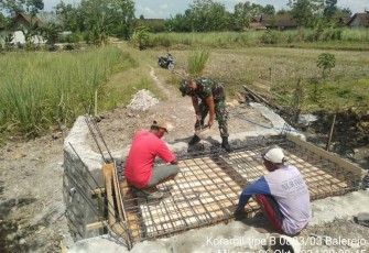 Babinsa Sogo Kerja Bakti Bersama Warga Bangun Jembatan