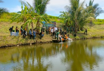 Pangdam XIII/Merdeka bersama rombongan saat melakukan penebaran benih bibit ikan nila di kolam ikan Hidden Valley Kecamatan Kauditan Kabupaten Minahasa Utara