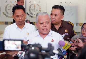 im Jaksa Penyidik pada Direktorat Penyidikan Jaksa Agung Muda Bidang Tindak Pidana Khusus (JAM PIDSUS) telah melakukan pemindahan penanahan terhadap Tersangka HH, Tersangka ED, dan Tersangka M dari Kejaksaan Tinggi Jawa Timur, Selasa 5 November 2024