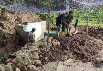 Wujud Kepedulian,Babinsa Koramil 0801/09 Sudimoro Bantu Penaggulangan dan Perbaikan Saluran Irigasi