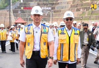 Menteri Pekerjaan Umum (PU) Dody Hanggodo mendampingi Menteri Koordinator (Menko) Bidang Infrastruktur dan Pembangunan Kewilayahan Agus Harimurti Yudhoyono (AHY) meninjau pembangunan Bendungan Sidan, yang berada di Kabupaten Badung, Bangli, dan Gianyar, Bali, Senin (11/11/2024).
