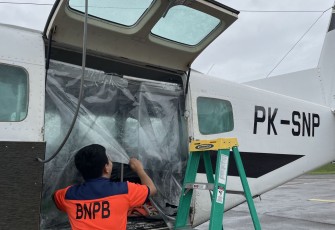 Kegiatan Operasi Modifikasi Cuaca yang dilaksanakan melalui Posko OMC Bandar Udara Halim Perdana Kusume untuk wilayah Jawa Barat, Sabtu (15/12)