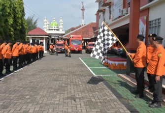 Kepala Basarnas Semarang Budiono melepas tim Siaga SAR Khusus Nataru, di halaman Kantor SAR Semarang