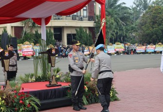 Penyerahan Pataka Polda Banten Warnai Upacara Welcome dan Farewell Parade Kapolda Banten