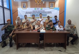 Satgas Pamtas Statis RI-PNG Yonif 111/KB yang bertugas diwilayah Kolakops Korem 174/Anim Ti Waninggap menghadiri kegiatan Sosialisasi Kordinasi Penguatan Karantina Di Wilayah Kerja PLBD Mindiptana Pos Pelabuhan Tanah Merah, Rabu (31/01/2024)