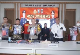 apolrestabes Surabaya Kombes Pol Pasma Royce saat konferensi pers, Jumat (5/1/24).