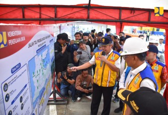 Menteri PU saat Tinjau Jalan Tol Fungsional Gending-Krasaan