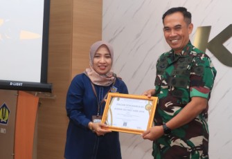 Danrem 051/Wkt Brigjen TNI Riyanto, S.I.P., didampingi Kasiren Korem 051/Wkt Kolonel Inf Gandung Eko Prabowo, S.I.P., menghadiri kegiatan Evaluasi Pelaksanaan Anggaran Tahun 2023 dan Langkah Langkah Strategis Anggaran Tahun 2024 serta penerimaan penghargaan dari KPPN, bertempat di ruang serba guna KPPN Jl. Pramuka Marga Jaya Bekasi Selatan Kota Bekasi, Rabu (31/1/2024)