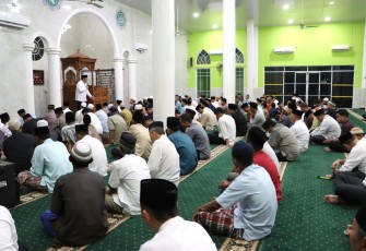 Bupati Bintan Roby Kurniawan didampingi Wakil Bupati Bintan Ahdi Muqsith bersama Dandim 0315/TPI dan Kapolres Bintan beserta jajaran OPD Bintan melaksanalan rangkaian Safari Ramadan 1445 H perdana, Senin (18/03) di Masjid Al Muqaddimah Kelurahan Sungai Lekop