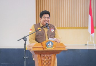 Bupati Bintan Roby Kurniawan, saat membuka Sosialisasi Pencegahan Pungli pada proses PPDB tingkat SD maupun SMP se Kabupaten Bintan Tahun Ajaran 2024-2025, Selasa (11/06) di Aula Bandar Seri Bentan. 