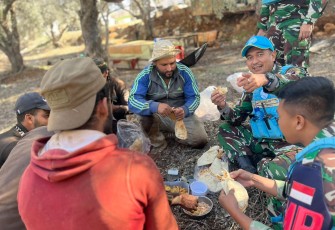 Staf Cimic Satgas Indobat XXIII-R saat Panen Raya Zaitun Bersama Masyarakat Lebanon Selatan.