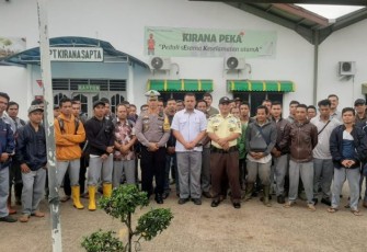 Kasat Lantas Polres Tapanuli Selatan, AKP Danial Saragih, S.H., M.H., melaksanakan sosialisasi keselamatan berlalu lintas di PT. Kirana Sapta, Selasa, (27/02/2024)