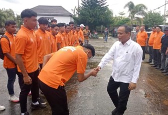 Penjabat (Pj) Bupati Aceh Timur, Mahyuddin secara resmi melepas para atlet sepak bola Persidi Idi U17 yang akan mewakili Provinsi Aceh dalam Piala Soeratin putaran Nasional, Rabu (17/1/2024)