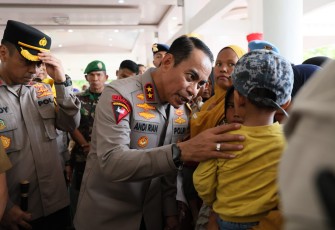 Kapolda Sulawesi Selatan Irjen Pol Andi Rian R Djajadi, S.I.K., M.H. didampingi Ketua Bhayangkari Daerah Sulawesi Selatan Ny Dewwy Andi Rian dan Pejabat Utama Polda Sulsel menggelar Bakti Sosial, Bakti Kesehatan dan Pasar Murah di Lapangan Merdeka (8/1/2024)