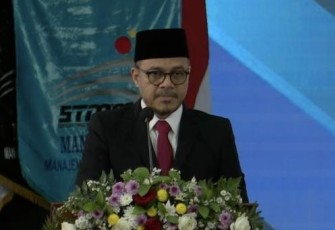 Wamenkominfo Nezar Patria saat Orasi Ilmiah Wisuda Program Pendidikan Sarjana dan Sarjana Terapan Periode II di Gedung Auditorium STMM Yogyakarta, Rabu (10/07/2024).