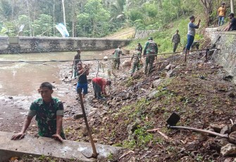 Koramil 0806/13 Dongko dan Warga Desa Pringapus Bersatu Bersihkan Sumber Mata Air