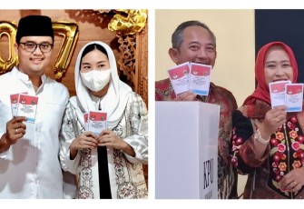 Kolase dua calon bupati Karanganyar, Ilyas Akbar Almadani dan Rober Christanto didampingi istri masing-masing menunjukkan surat suara saat akan mencoblos di TPS, pada Rabu (27/11/2024).